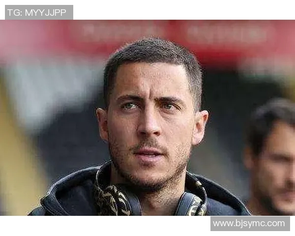 阿扎尔在社交媒体上晒出与家人的幸福合影，球星的温馨时刻让人心动