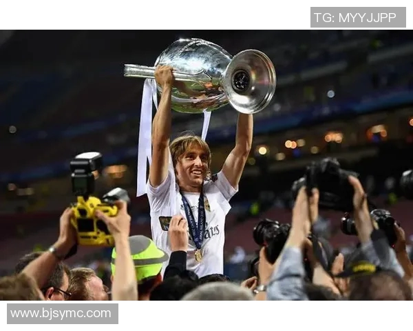 中场大师的智慧与魅力解析:如何在足球场上掌控比赛节奏与局势 中场大师的智慧与魅力解析:如何在足球场上掌控比赛节奏与局势