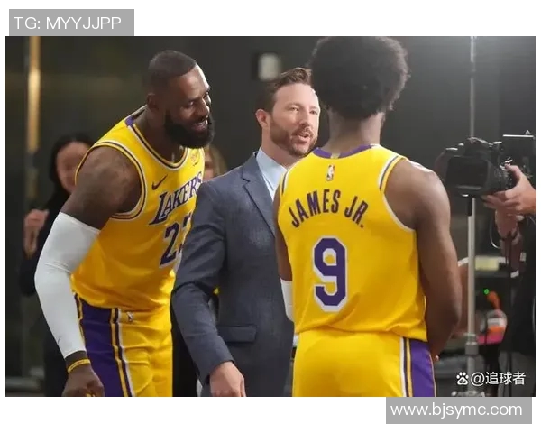 詹姆斯与儿子布朗尼同台亮相倒计时进入NBA选秀盛宴 詹姆斯与儿子布朗尼同台亮相倒计时进入NBA选秀盛宴