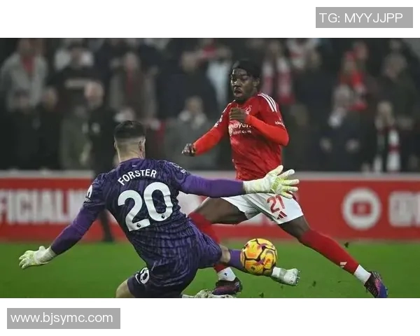 曼联大获胜利，登顶英超榜首位置，全队士气高昂备战接下来的重要比赛